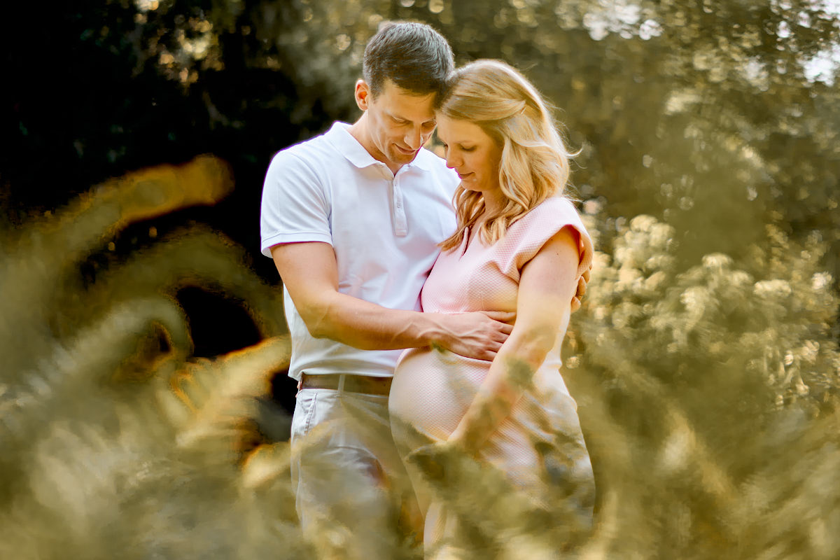 Babybauchfotografie für warme und natürliche Momente